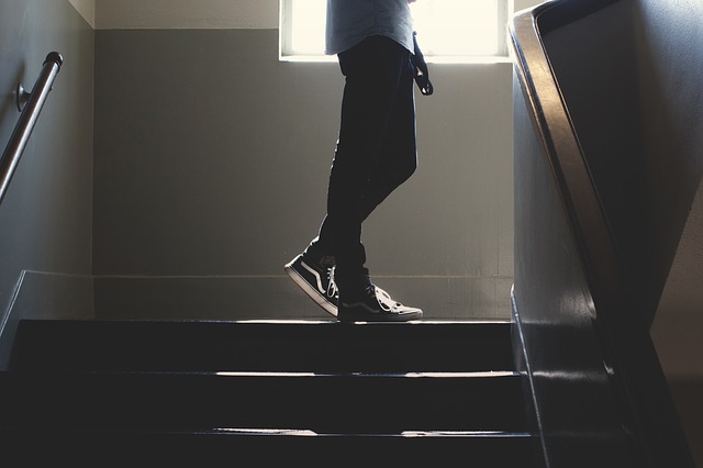 člověk nad schodištěm